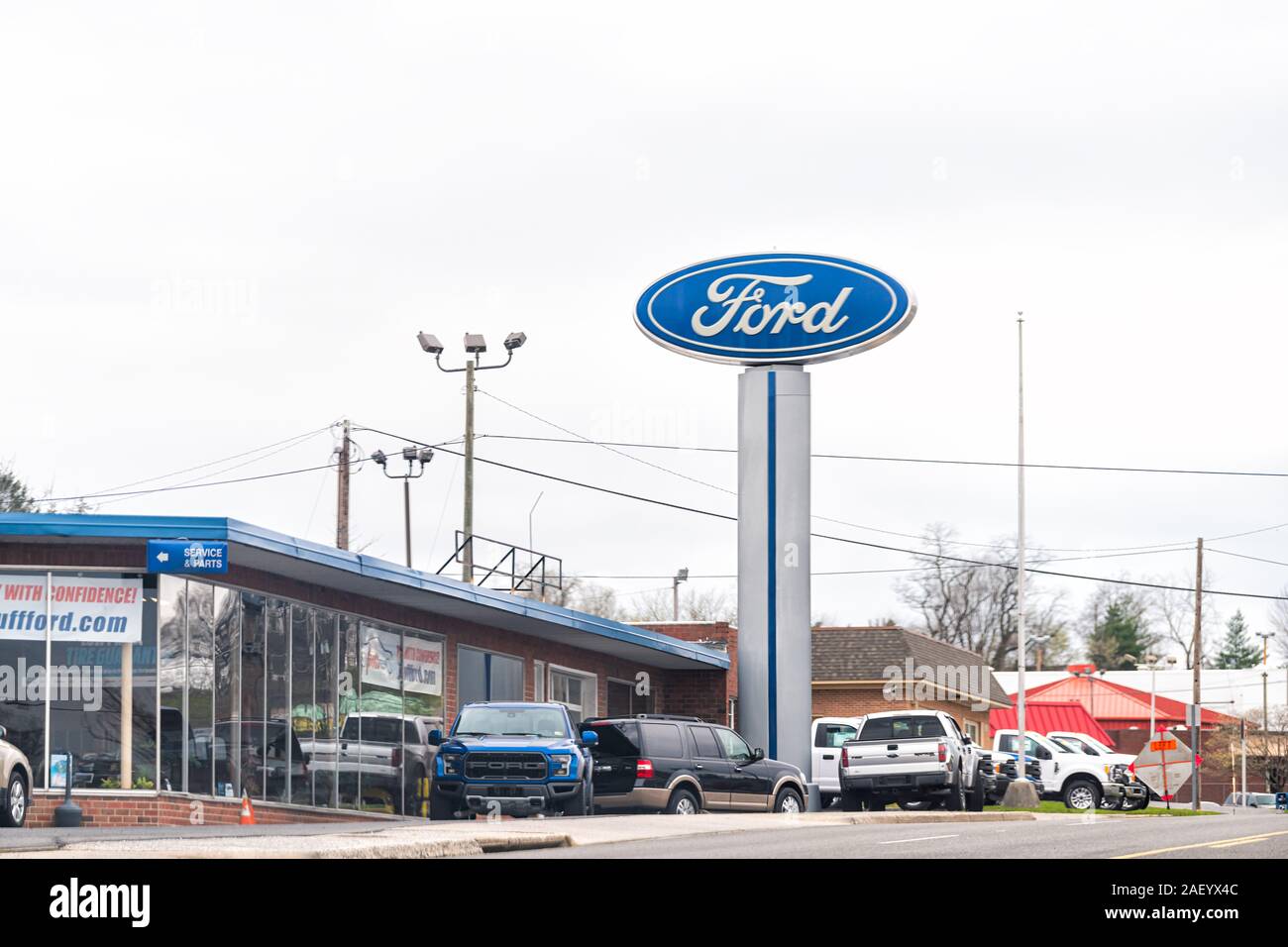 Wytheville, USA - Le 19 avril 2018 : Petite ville village dans le sud de la Virginie avec signe de service et pièces détachées concessionnaire Ford Banque D'Images