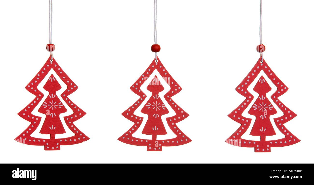 Décoration de Noël arbre rouge en bois isolé sur fond blanc avec clipping path Banque D'Images