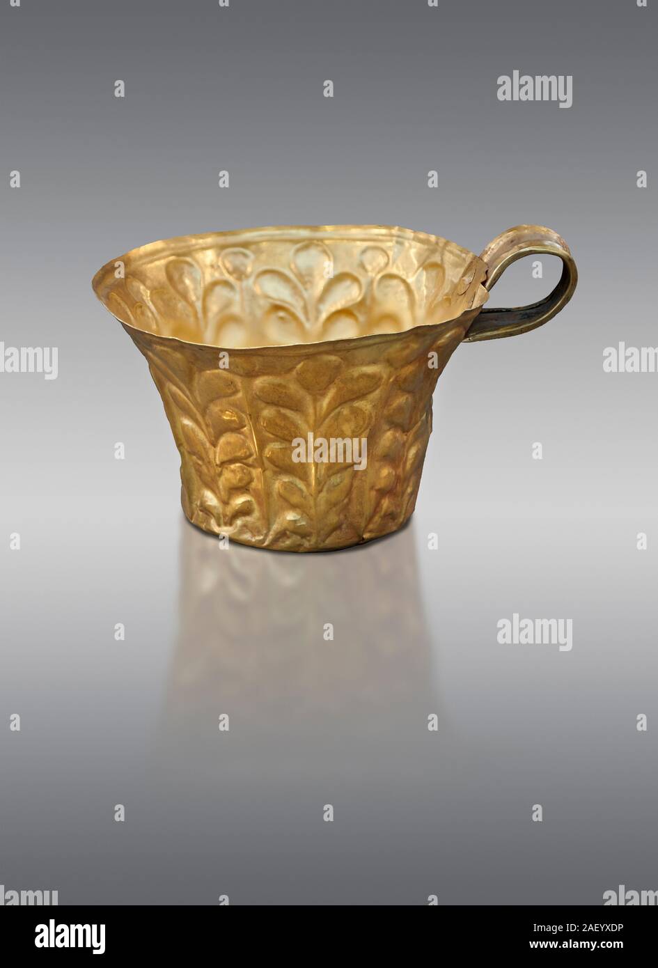 Gold Cup mycénienne avec rainures horizontales trouvés enterrés dans de graves iv Mycènes, la Grèce. Musée National Archéologique d'Athènes. Banque D'Images