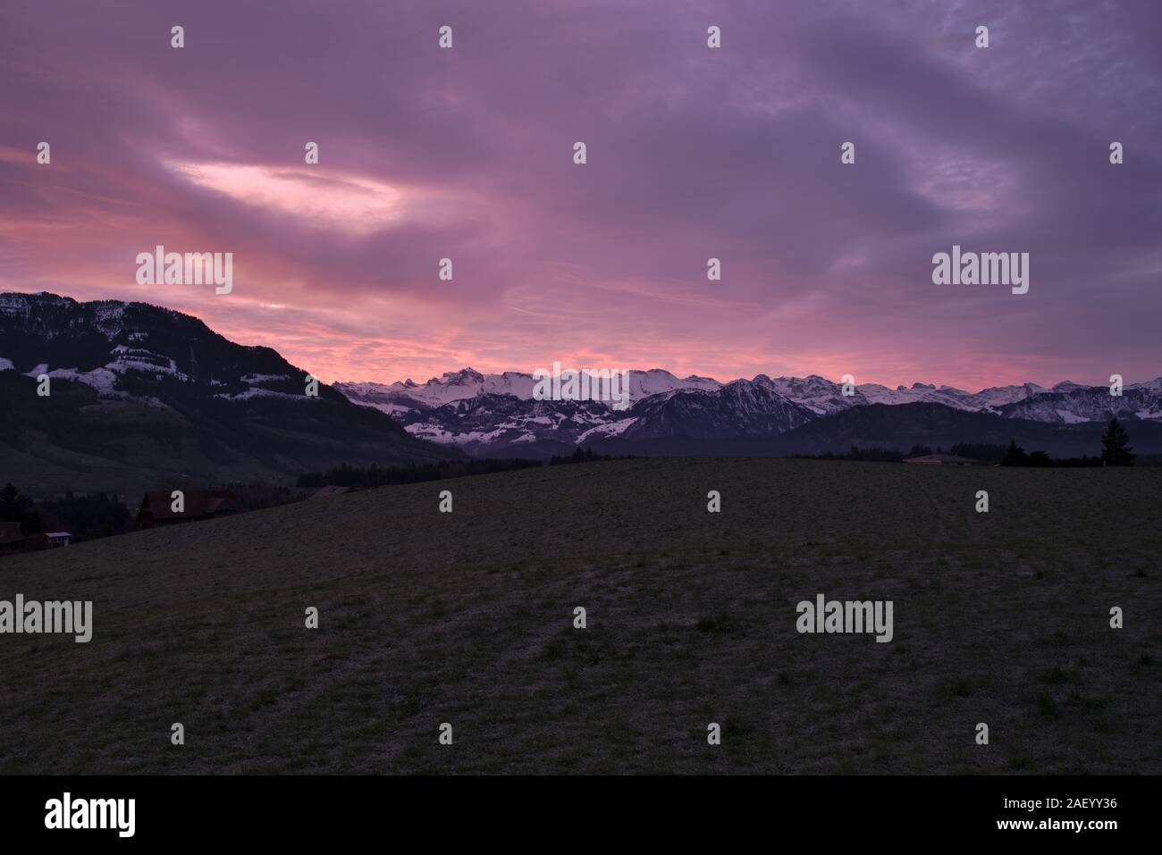 Alpes Suisses près de Lucerne, Suisse, couvertes de neige pendant un beau lever de soleil avec le ciel en feu. Banque D'Images