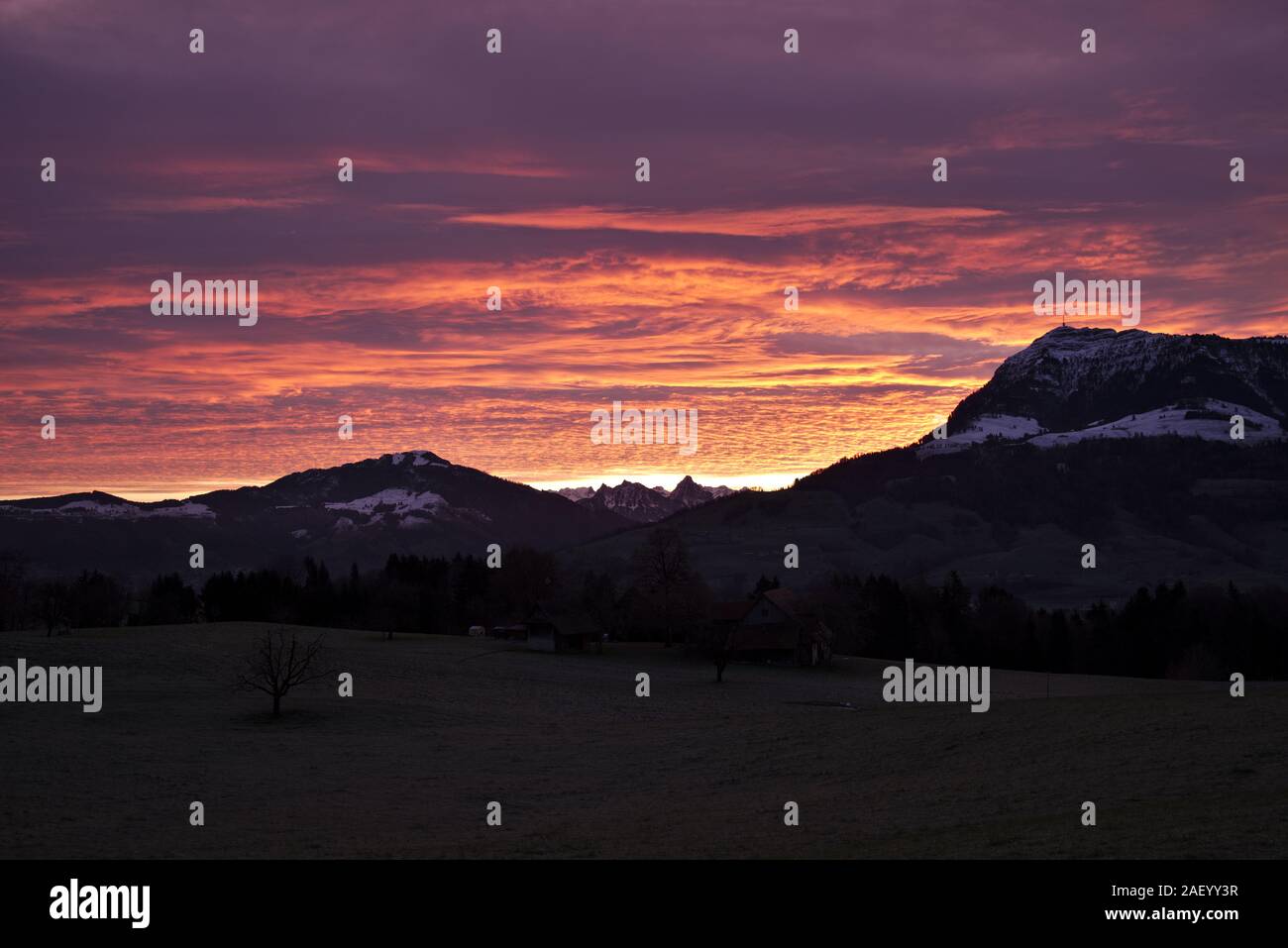 Mont Rigi, également connu sous le nom de reine des montagnes à Lucerne, Suisse, couvertes de neige pendant un beau lever de soleil avec le ciel en feu. Banque D'Images