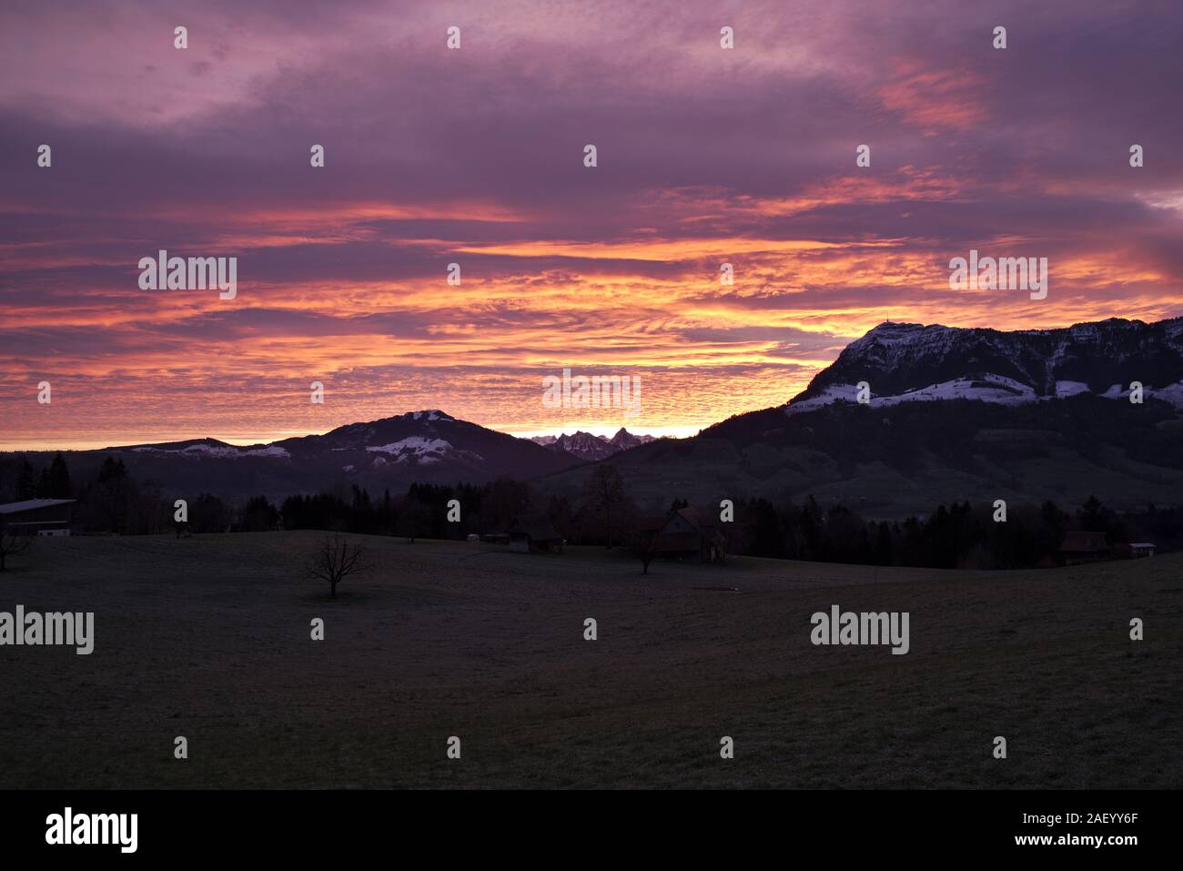 Mont Rigi, également connu sous le nom de reine des montagnes à Lucerne, Suisse, couvertes de neige pendant un beau lever de soleil avec le ciel en feu. Banque D'Images