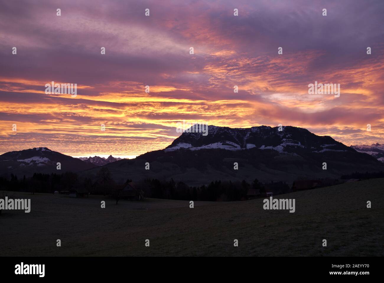 Mont Rigi, également connu sous le nom de reine des montagnes à Lucerne, Suisse, couvertes de neige pendant un beau lever de soleil avec le ciel en feu. Banque D'Images
