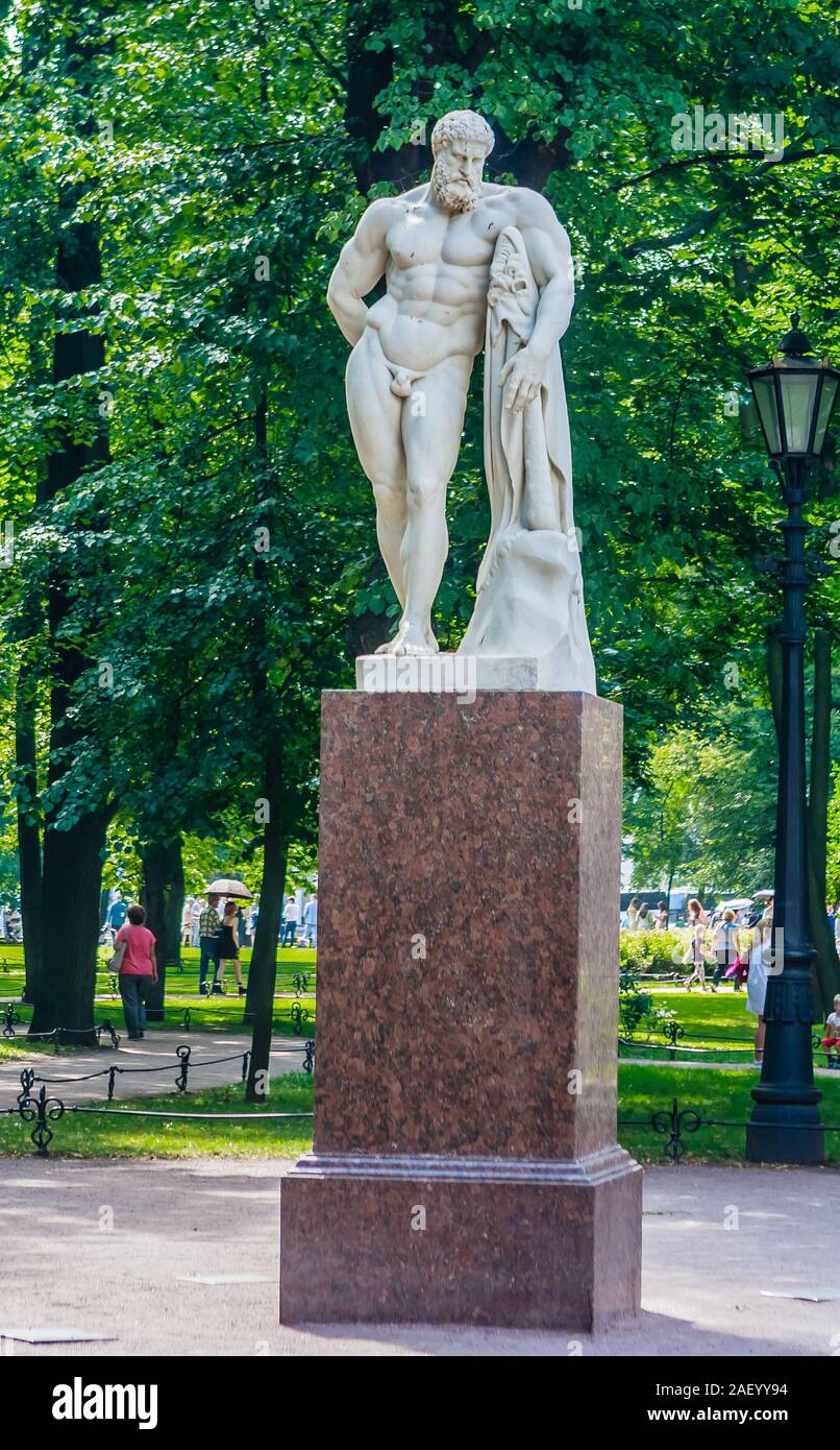 Statue du héros grec Héraclès à theAlexander Jardin de Saint-Pétersbourg Banque D'Images