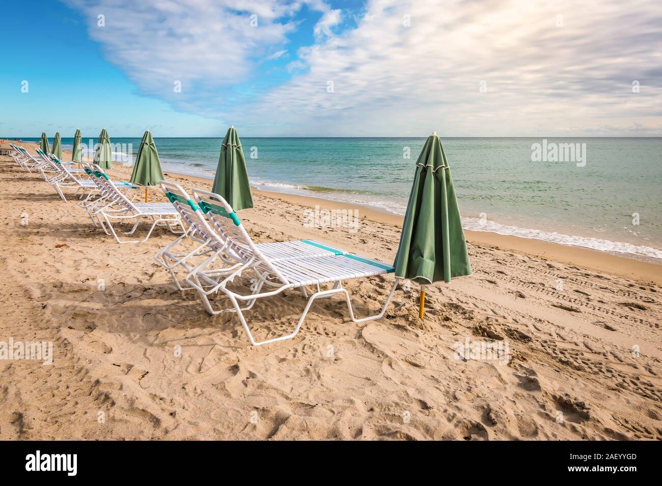 Chaises et parasol sur la plage de Hollywood, en Floride. Banque D'Images