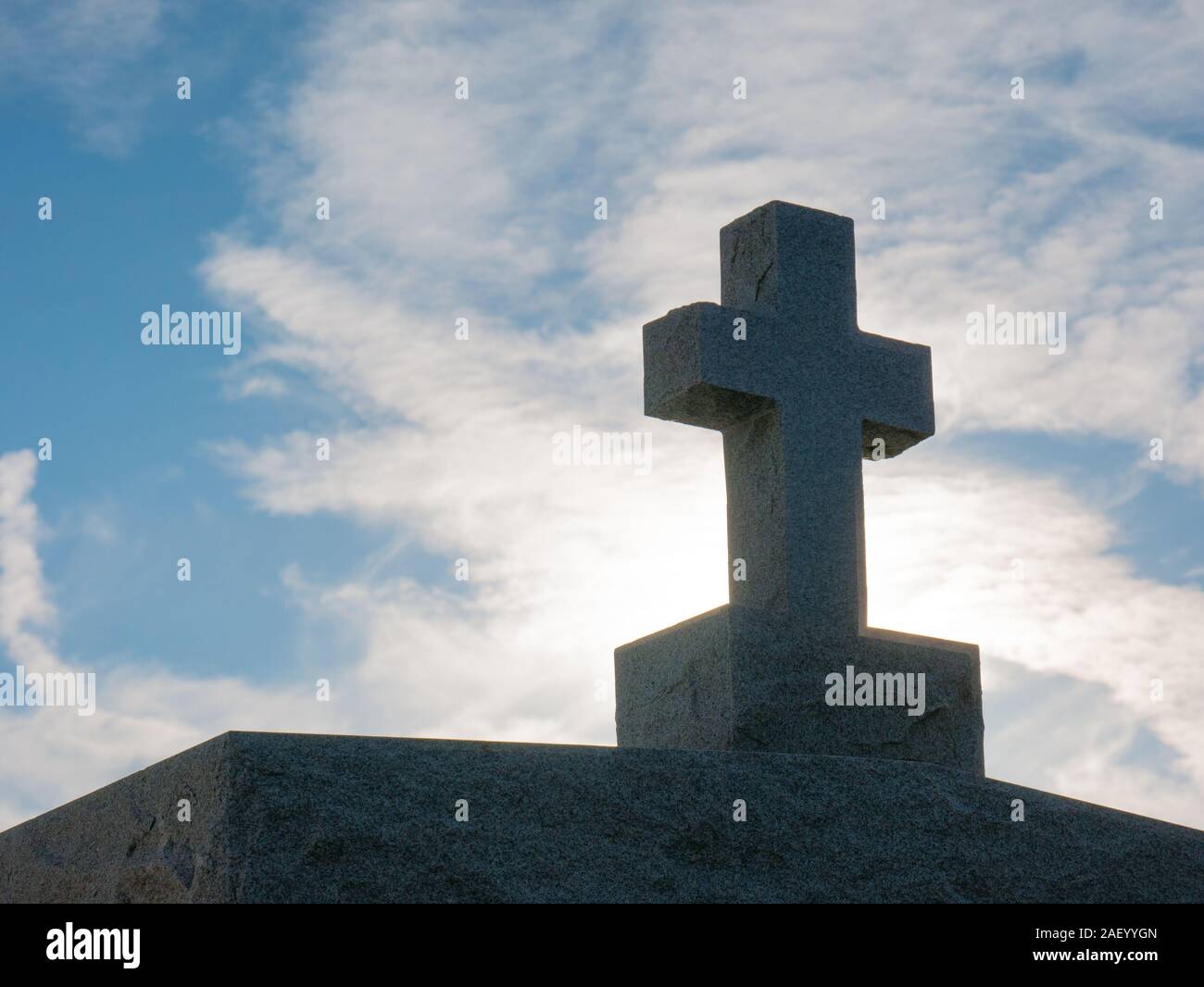 Croix avec un ciel bleu et de nuages en arrière-plan Banque D'Images