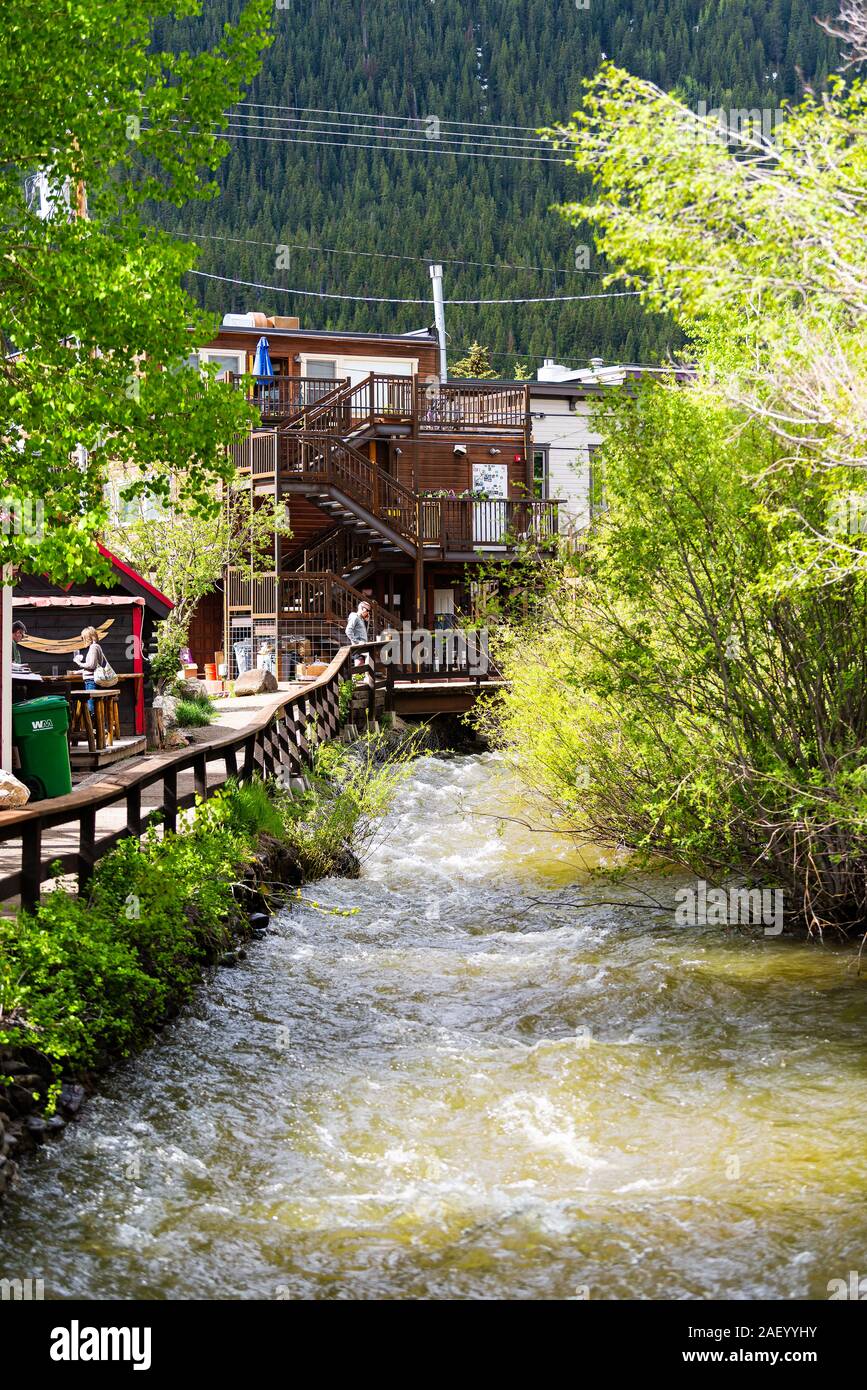 Crested Butte, USA - 21 juin 2019 : Colorado Maisons de village par l'eau de la rivière Coal Creek en été avec l'architecture de montagne vintage et trembles sur Banque D'Images
