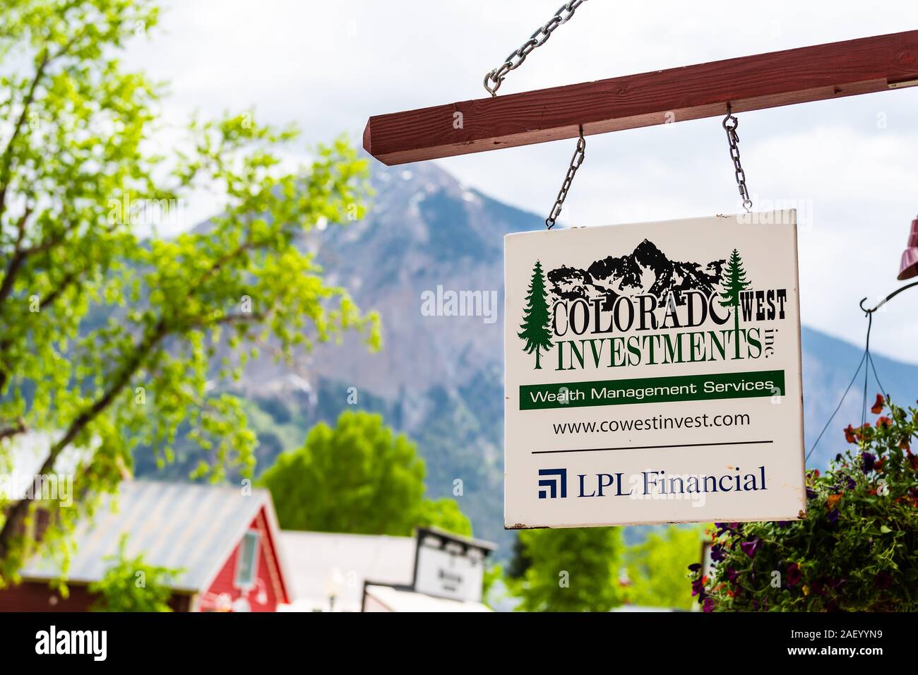 Crested Butte, USA - 21 juin 2019 : Colorado downtown village en été sur l'avenue elk avec signe pour des investissements Gestion de patrimoine financier LPL Banque D'Images