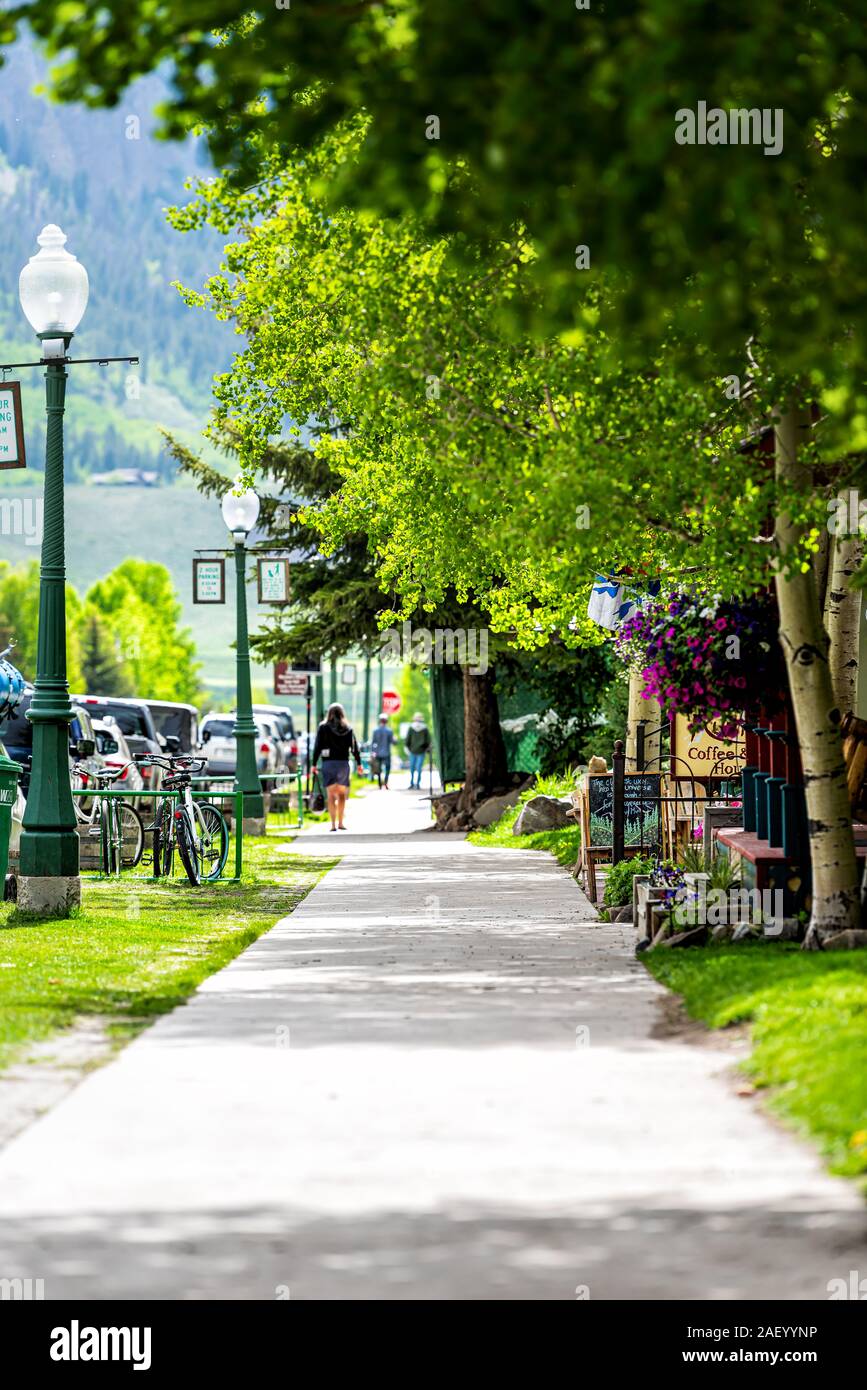 Crested Butte, USA - 21 juin 2019 : Colorado downtown village en été avec son chemin sur l'avenue par elk arbres verts aux beaux jours Banque D'Images