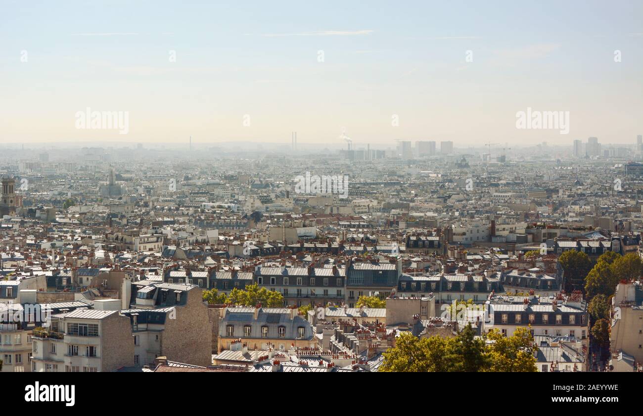 Paris paysage urbain vu depuis les marches de la basilique du Sacré-Cœur à Montmartre, Paris. Au-delà de la construction de bâtiments industriels et de l'habitation et des lignes Banque D'Images