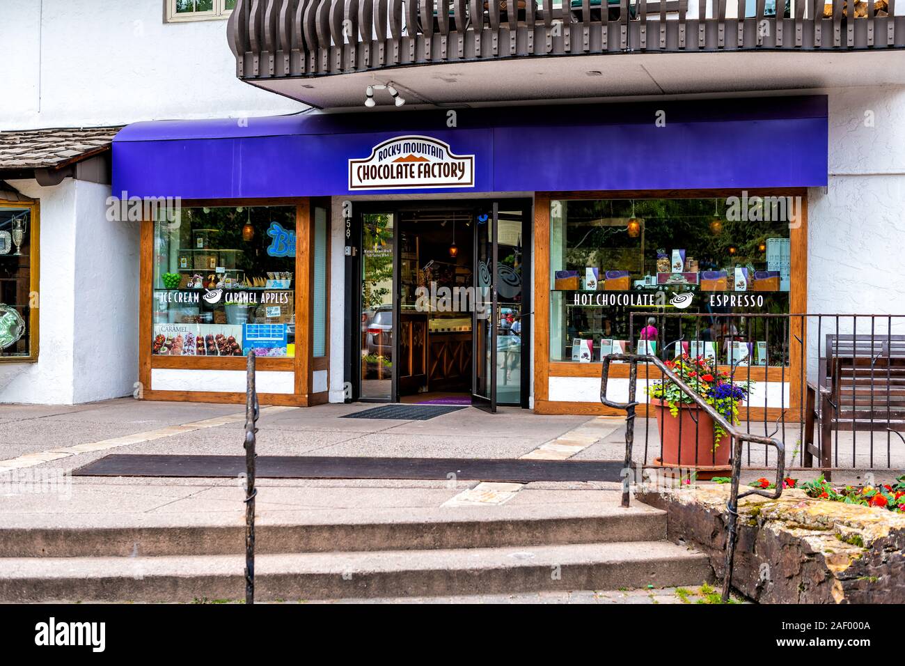 Vail, USA - 29 juin 2019 : le style suisse de ski dans le Colorado avec Rocky Mountain Chocolate Factory shop restaurant sur Gore Creek drive Banque D'Images