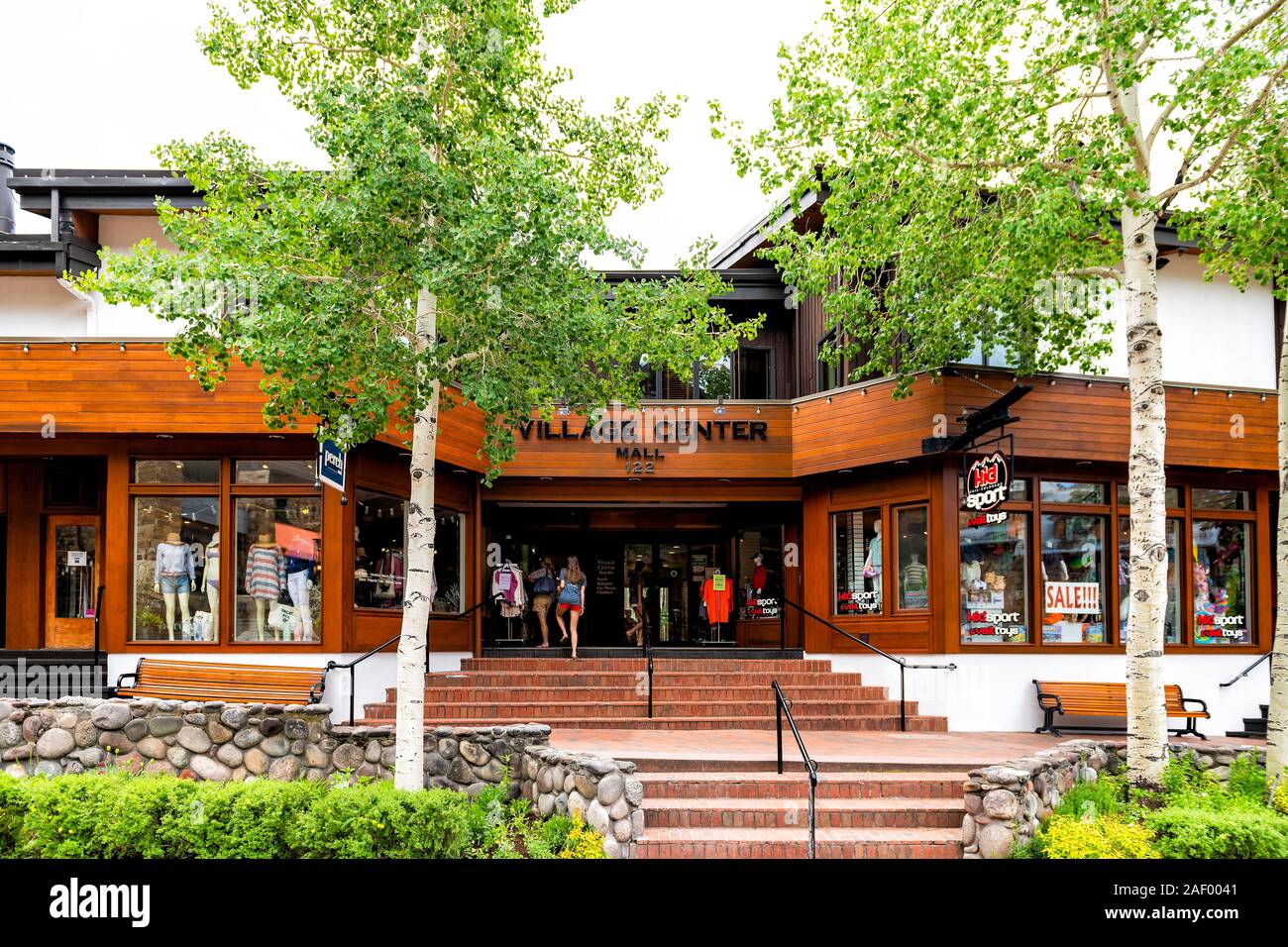 Vail, USA - 29 juin 2019 : les étapes jusqu'à la rue de la zone commerçante de Californie signe pour centre du village en été et de peuplier faux-tremble Banque D'Images