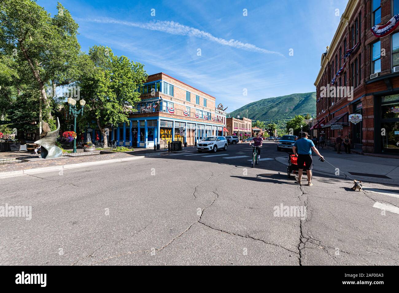 Aspen, USA - 6 juillet 2019 : Ville du Colorado avec l'architecture de brique vintage sur street jour ensoleillé vue grand angle avec les gens en été Banque D'Images
