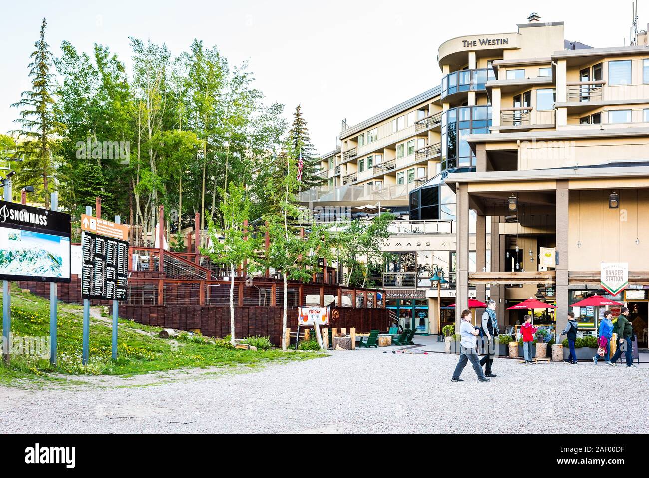 Aspen, USA - Le 24 juin 2019 : Snowmass village ville en centre-ville de Colorado avec signe de l'information et à l'hôtel Westin d'extérieur de bâtiment en été Banque D'Images