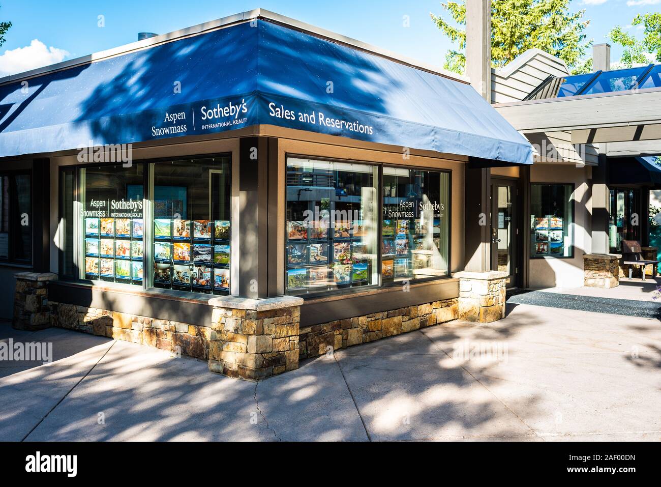 Aspen, USA - Le 24 juin 2019 : la ville de Snowmass village l'été dans le centre-ville de Colorado avec base village business pour Sotheby's real estate Banque D'Images