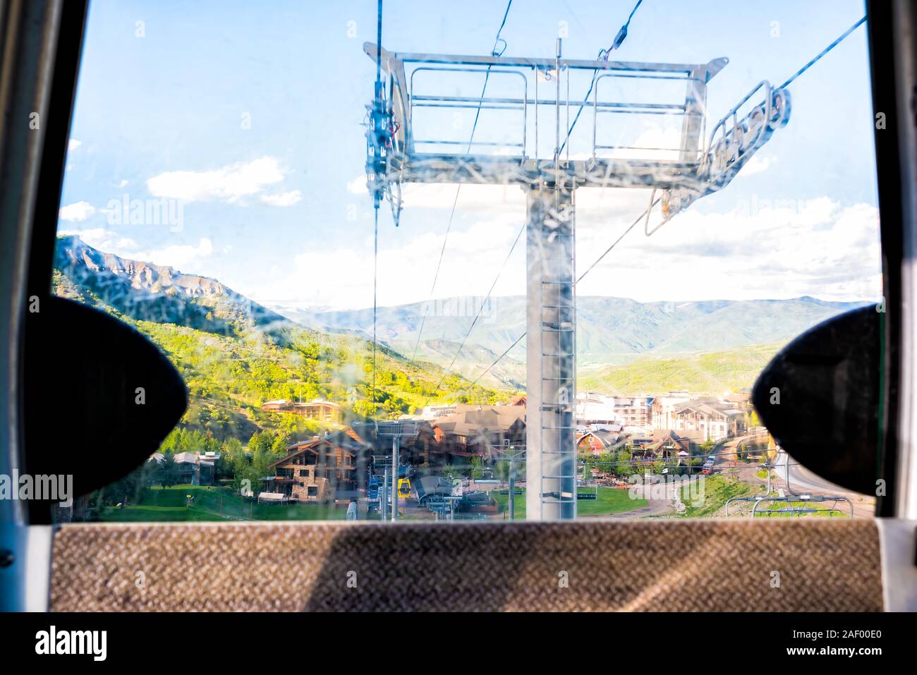 Aspen, USA - Le 24 juin 2019 : Snowmass village ville en centre-ville à l'intérieur de Colorado ski-lift sky cab gondola avec câbles Banque D'Images