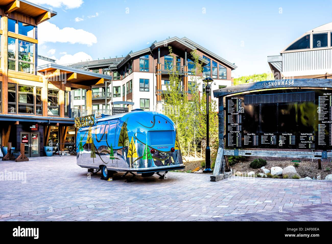 Aspen, USA - Le 24 juin 2019 : Snowmass village town square dans la ville de base dans le centre-ville de Colorado avec personne et signe par camion Airstream Banque D'Images