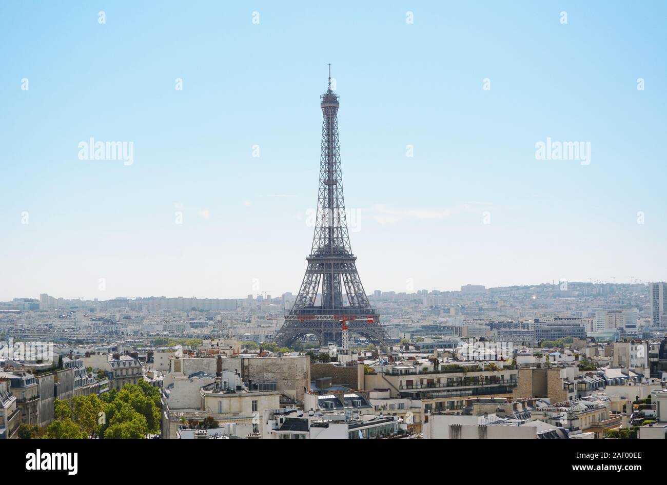 La Tour Eiffel s'élève au-dessus de la ville de Paris, vu sur les toits de l'Arc de Triomphe Banque D'Images