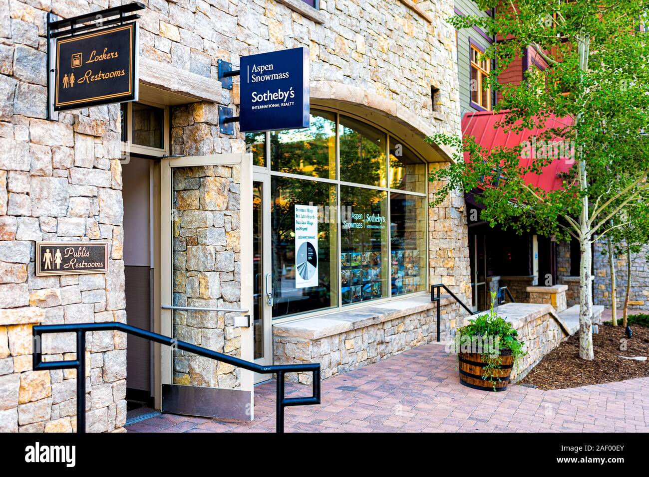 Aspen, USA - Le 24 juin 2019 : Petite ville Snowmass village l'été dans le centre-ville de Colorado avec base village business pour Sotheby's real estate Banque D'Images