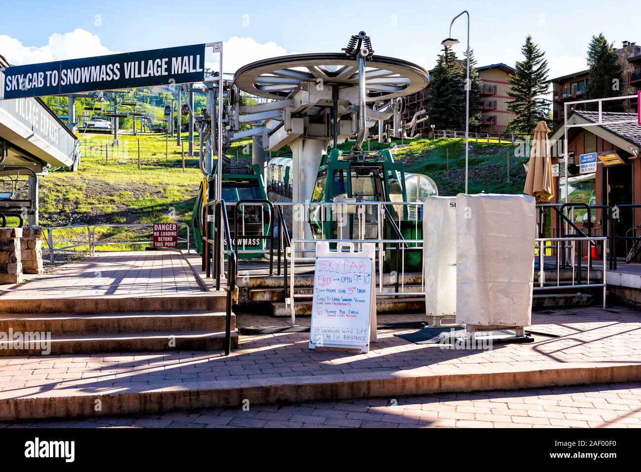 Aspen, USA - Le 24 juin 2019 : Snowmass village ville en centre-ville de Colorado avec sky cab gondola panneau d'entrée en été Banque D'Images