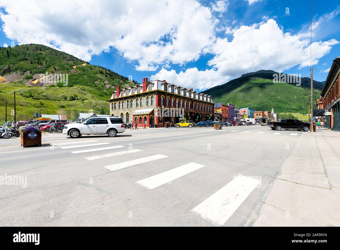 Silverton, USA - Le 14 août 2019 : Petite ville dans le Colorado avec concordance de la rue principale de la ville grand angle de route par l'architecture historique boutiques magasins Banque D'Images