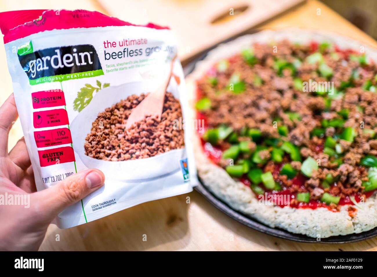 Durango, États-Unis - 28 août 2019 : cuisson de pizza non cuite de la pâte avant cuisson garnie de viande emballés de marque Gardein charlottes Banque D'Images Durango, États-Unis - 28 août 2019 : cuisson de pizza non cuite de la pâte avant cuisson garnie de viande emballés de marque Gardein charlottes Banque D'Images