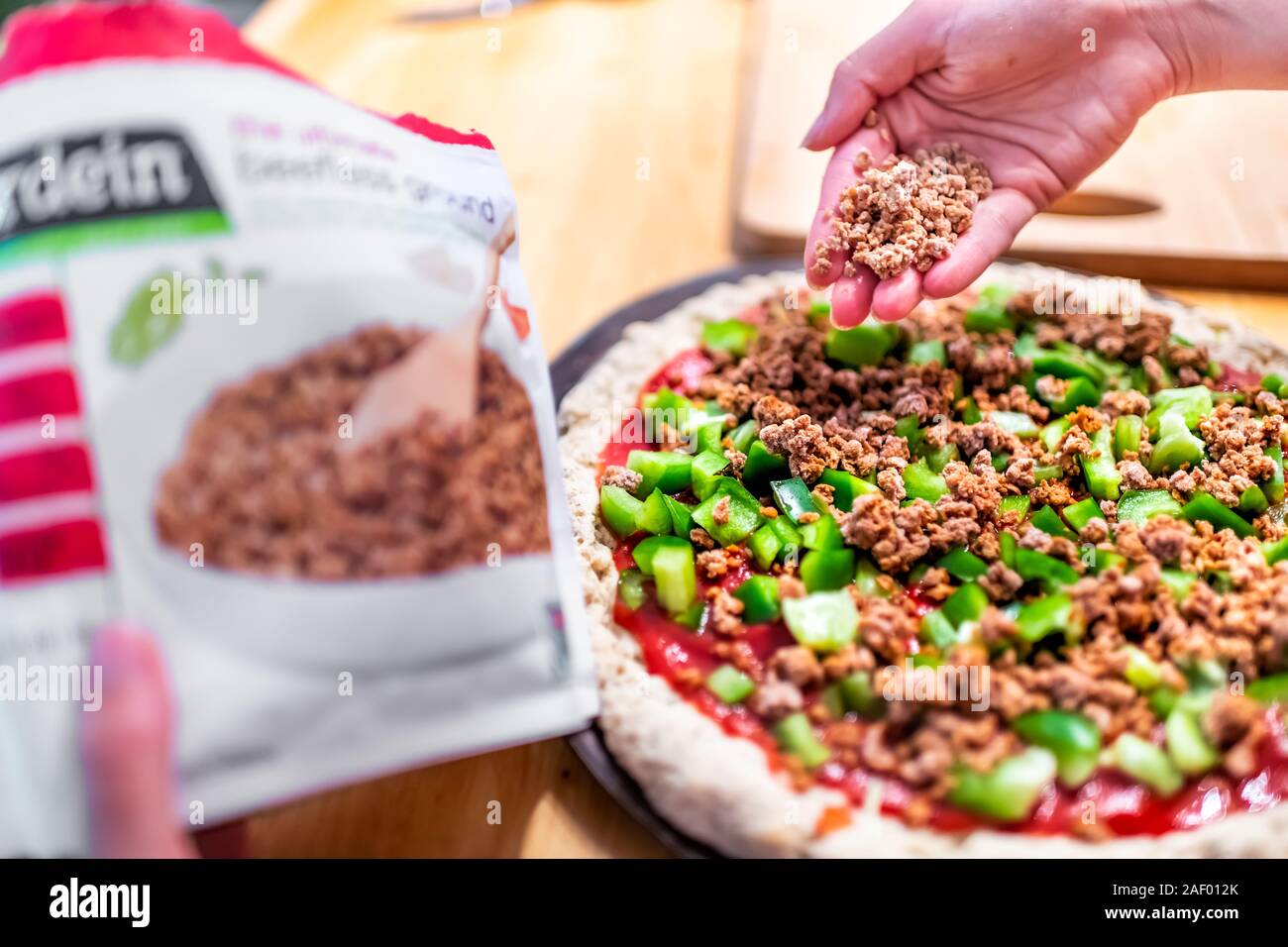 Durango, États-Unis - 28 août 2019 : avec un moule à pizza non cuite de la pâte avant cuisson garnie de viande emballés de marque Gardein charlottes Banque D'Images Durango, États-Unis - 28 août 2019 : avec un moule à pizza non cuite de la pâte avant cuisson garnie de viande emballés de marque Gardein charlottes Banque D'Images