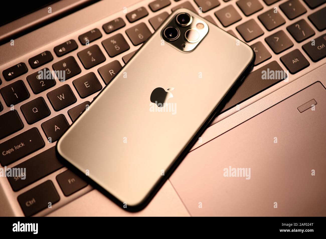 Iphone Apple pro sur clavier d'ordinateur portable Banque D'Images