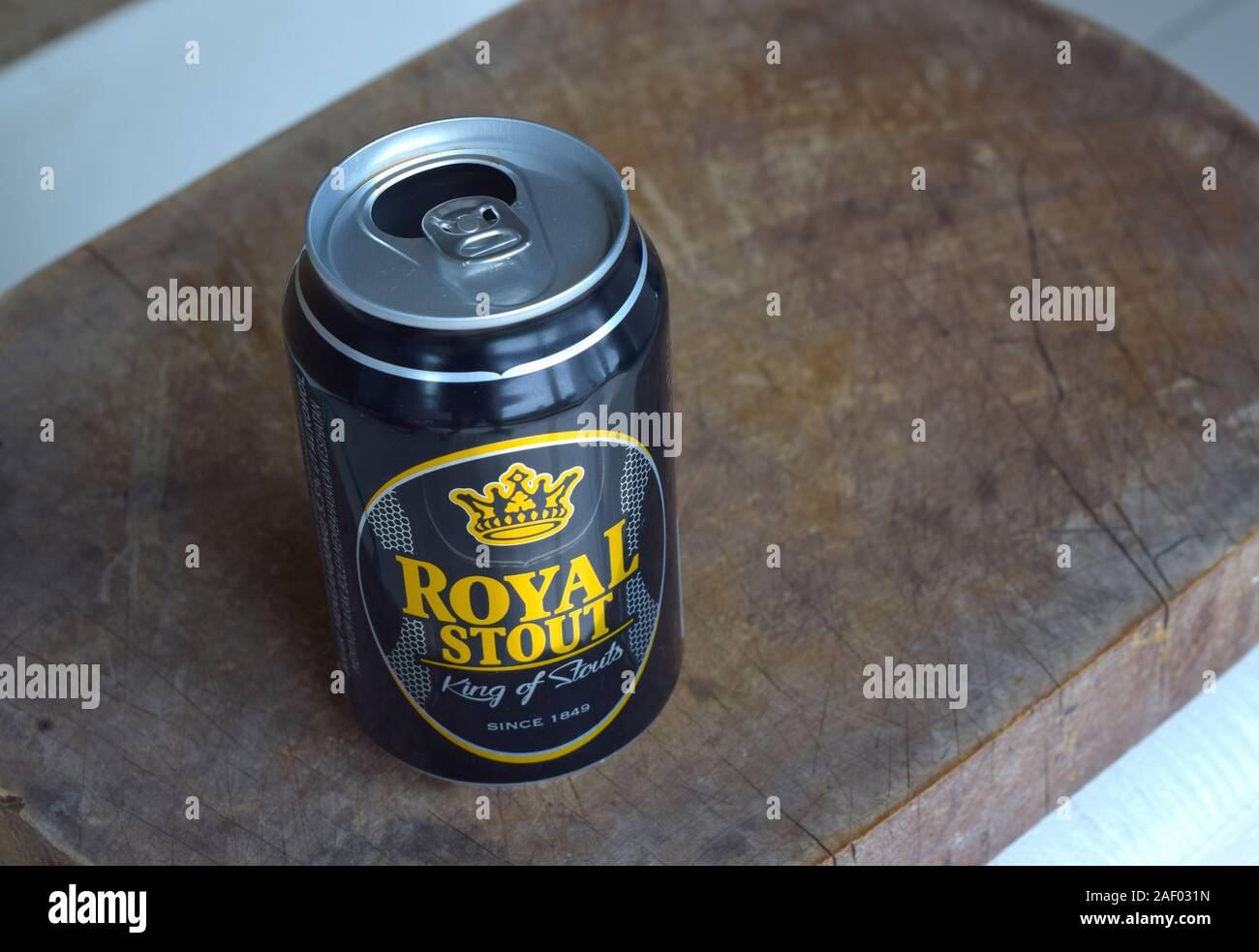 Pouvez avec Royal stout de Malaisie sur bois texturé. Banque D'Images