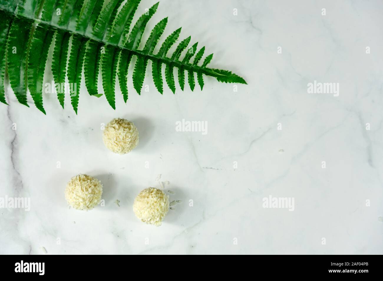 Bio naturel sain boules coco dessert avec feuille et marbel contexte . Banque D'Images