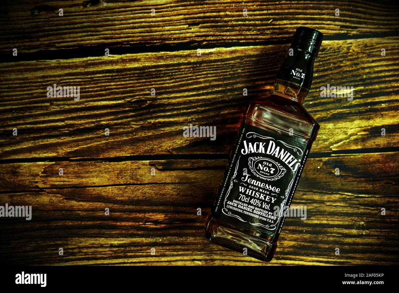 Tanakajd, Hongrie - 112. 11. 2019 : Bouteille de Jack Daniel's whiskey sur fond de bois patiné . Banque D'Images