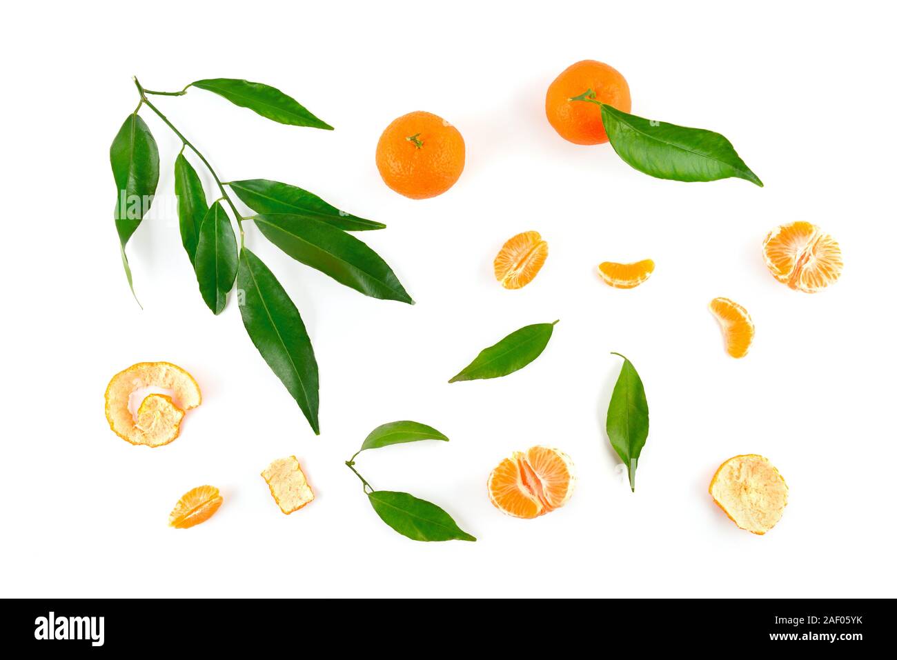 Mandarin fruits, feuilles, écorces isolé sur fond blanc. Vue d'en haut. Banque D'Images