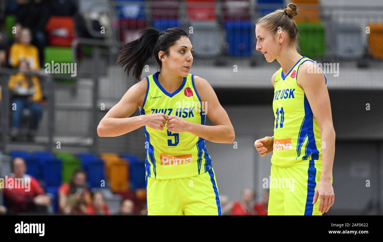 De gauche CRISTINA OUVINA, KATERINA ELHOTOVA de l'USK Praha en action lors de la Ligue européenne féminine de basket-ball un jeu de groupe 7ème tour : USK Praha vs Castors Braine (Belgique) à Prague, République tchèque, le 11 décembre 2019. (Photo/CTK Michal Kamaryt) Banque D'Images