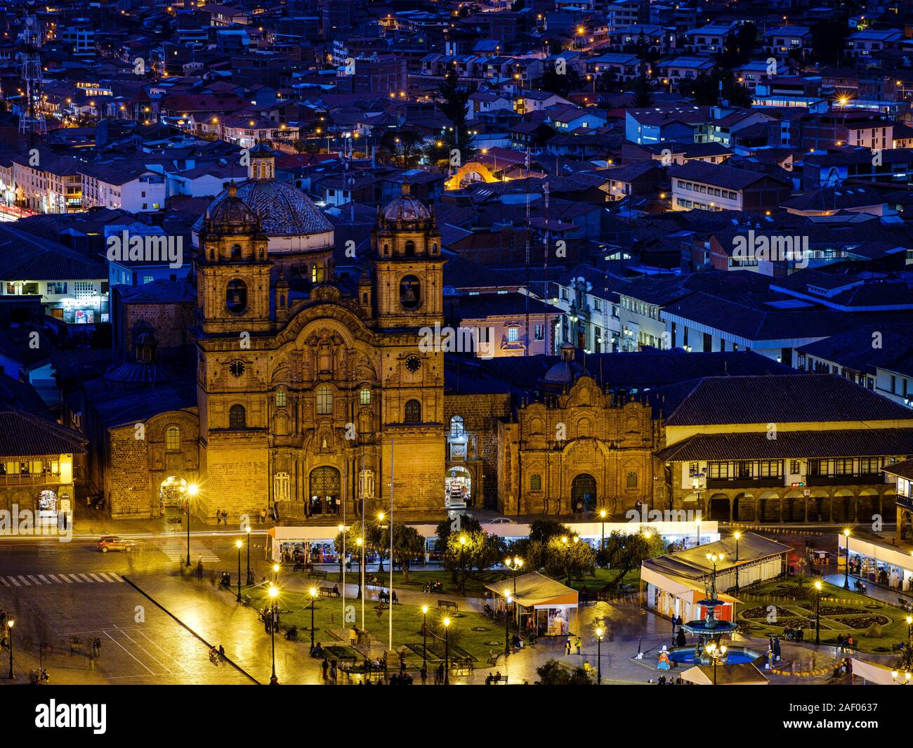 CUSCO, PÉROU - circa 2019 SEPTEMBRE : Vue de nuit sur la Plaza de Armas et de l'Église à Cusco. Banque D'Images