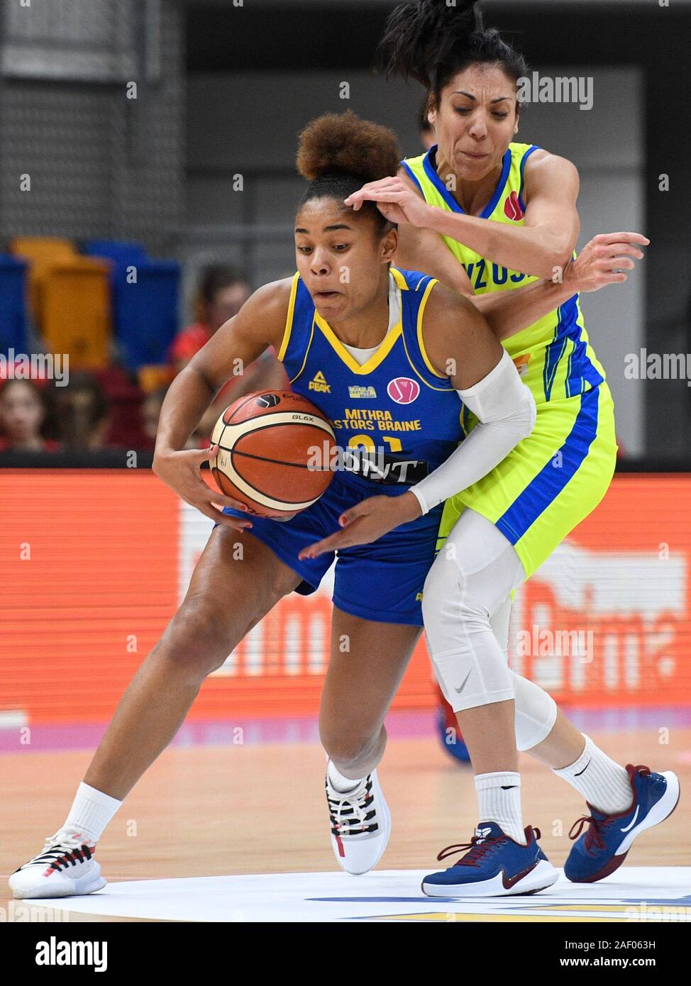 De gauche à MAXUELLA MBAKA d OUVINA Castors Braine et Cristina de l'USK en  action