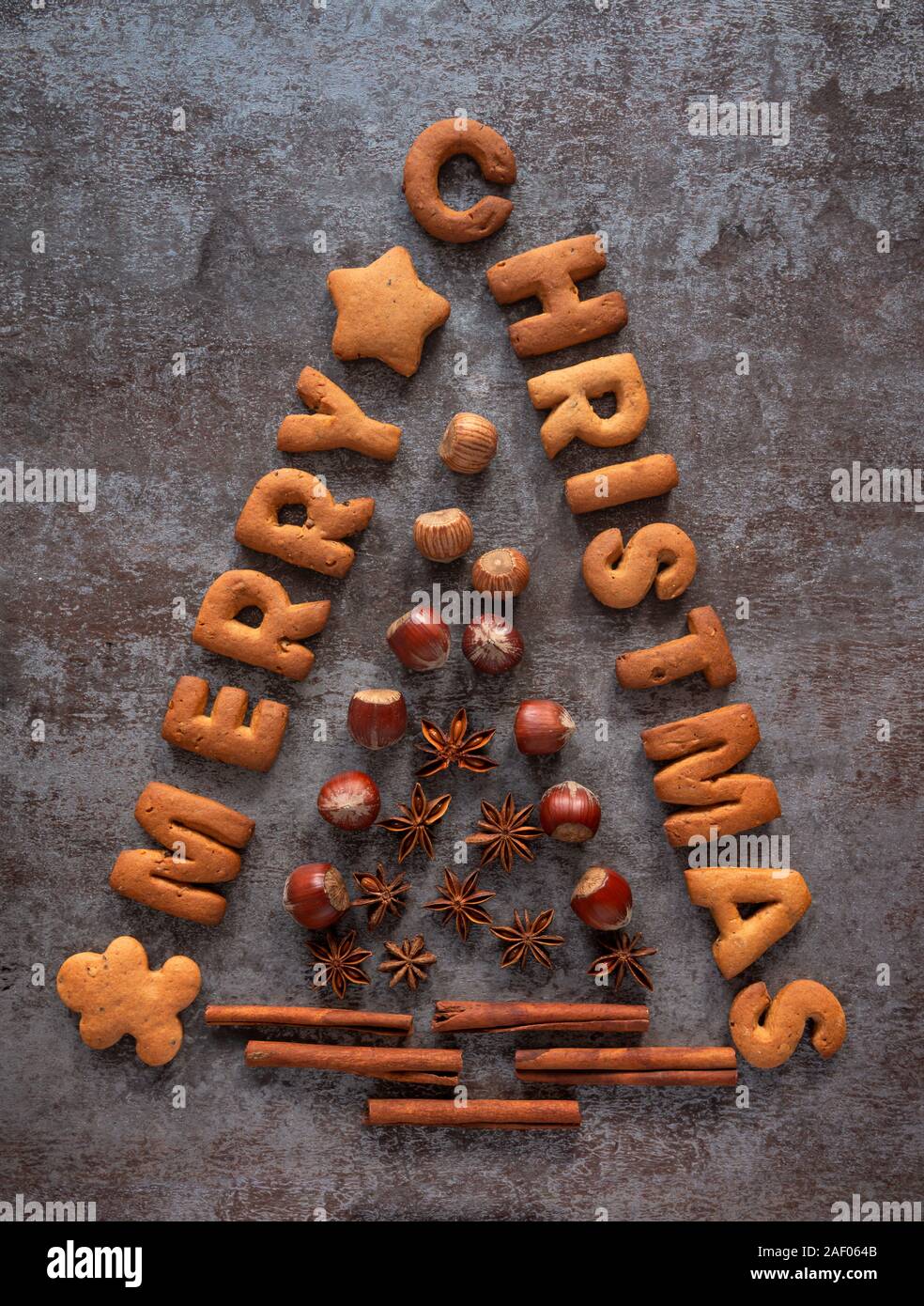 Gingerbread mots Joyeux Noël sur fond sombre Banque D'Images