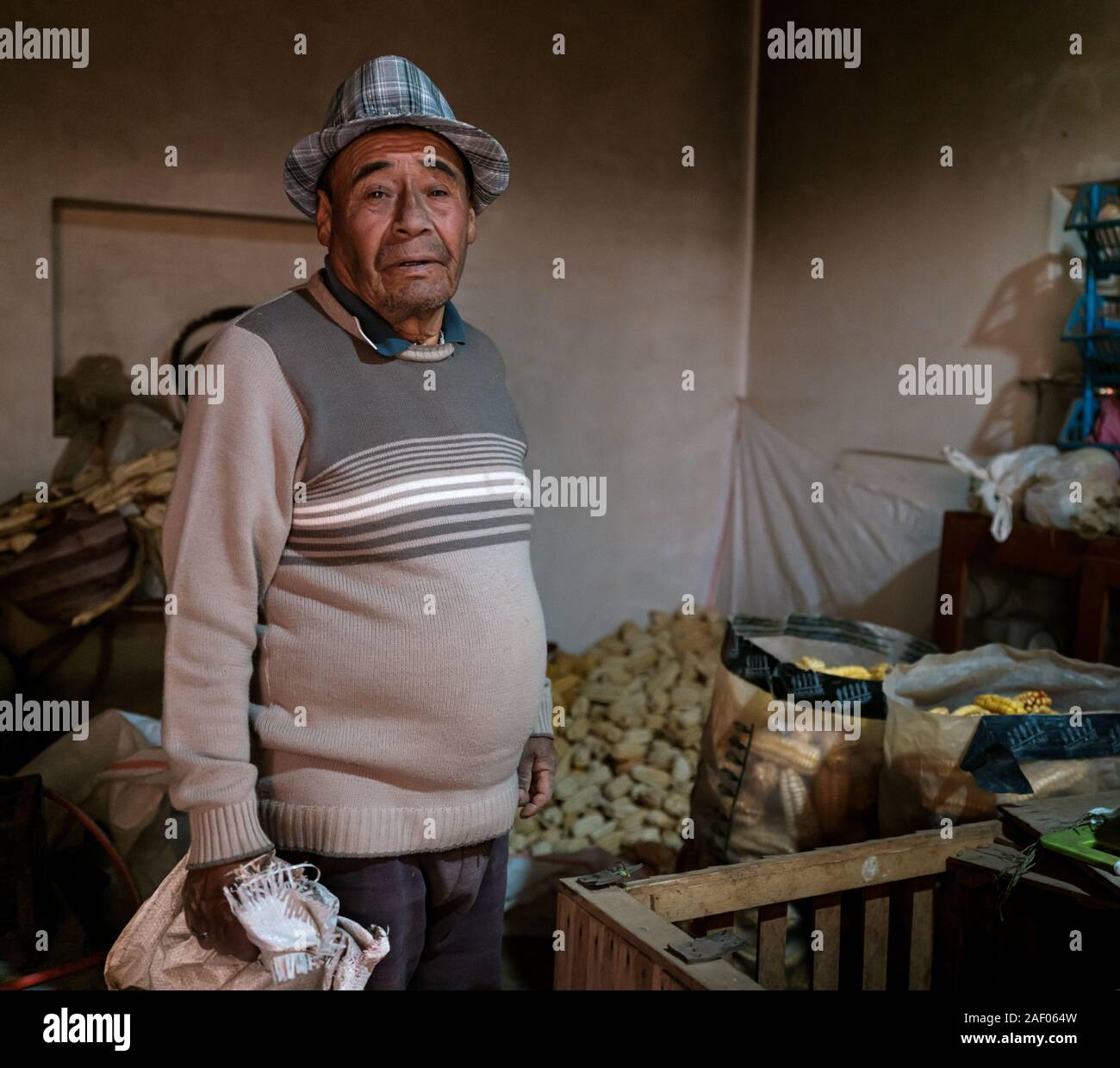 MARAS, PÉROU - circa 2019 SEPTEMBRE : Portrait d'homme dans sa maison sur le village de Maras, près de Cusco dans la région connue sous le nom de Vallée Sacrée Banque D'Images