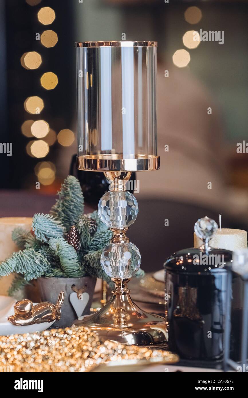 Chandelier en verre sur une table de Nouvel An Photo Stock - Alamy