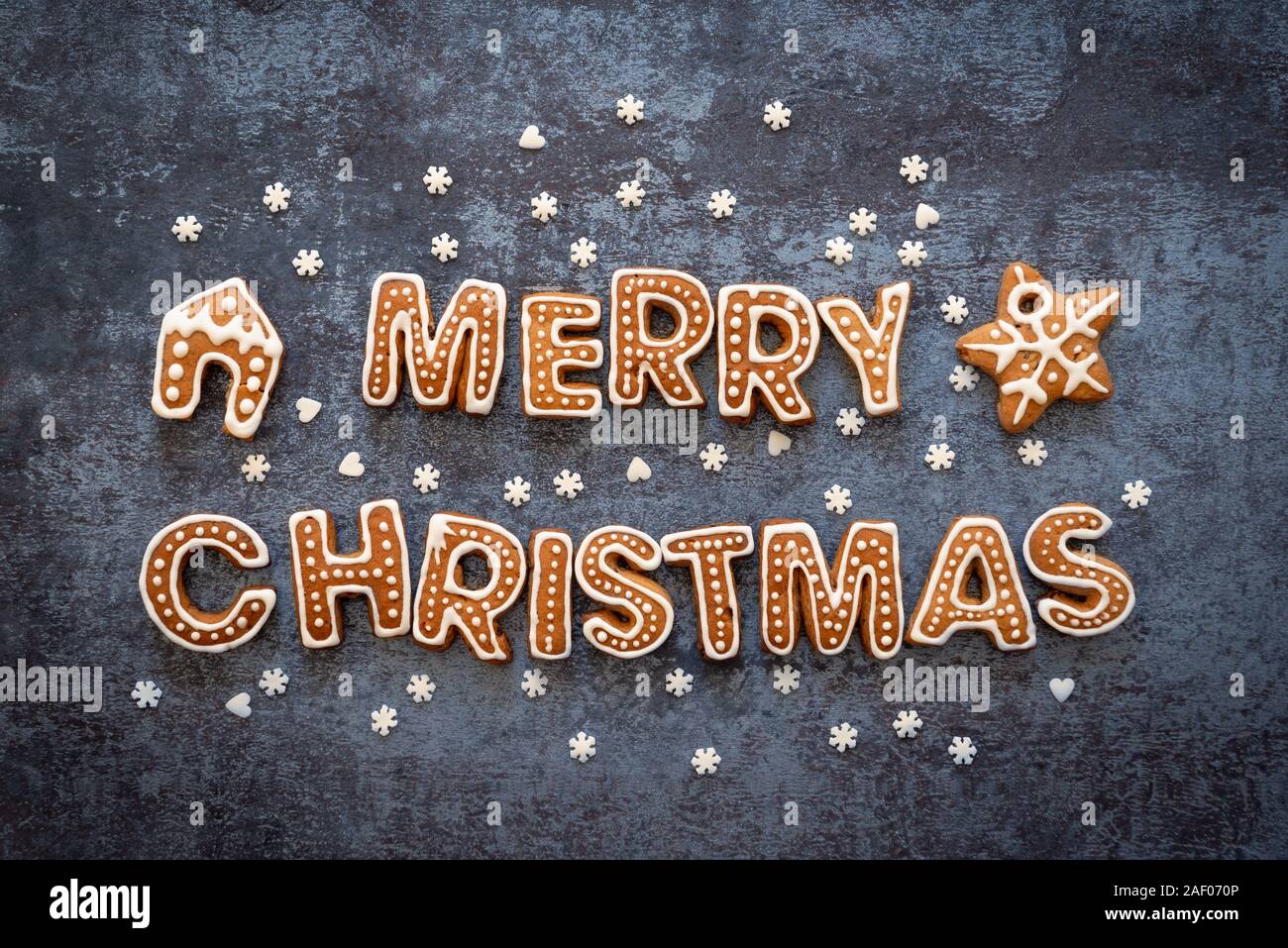 Gingerbread mots Joyeux Noël sur fond sombre Banque D'Images