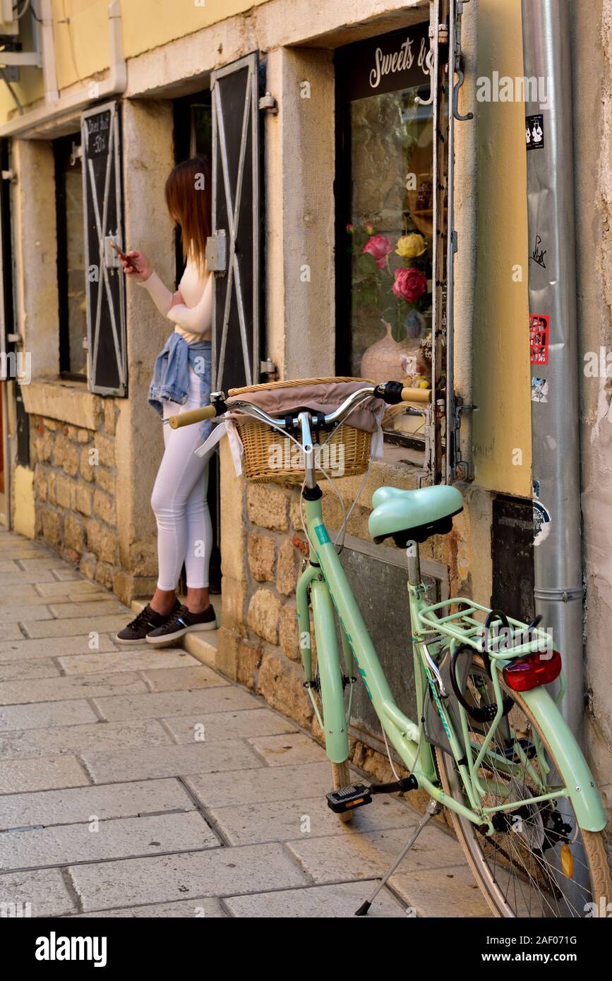 Vélo contre mur dans la vieille ville historique de Rovinj, Croatie Banque D'Images