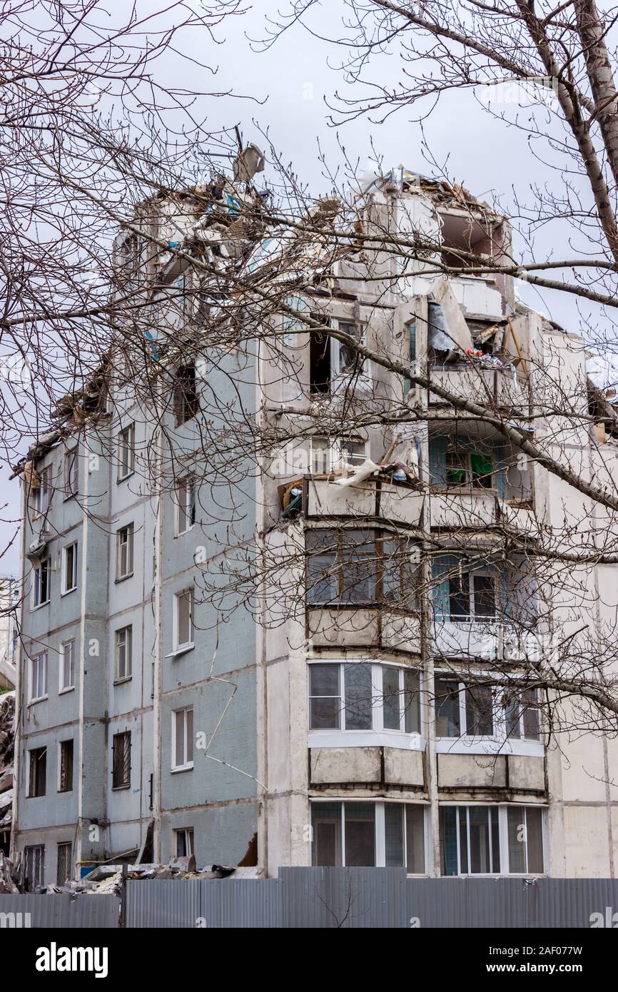 Démolition de bâtiments en milieu urbain. Maison en ruines. Banque D'Images