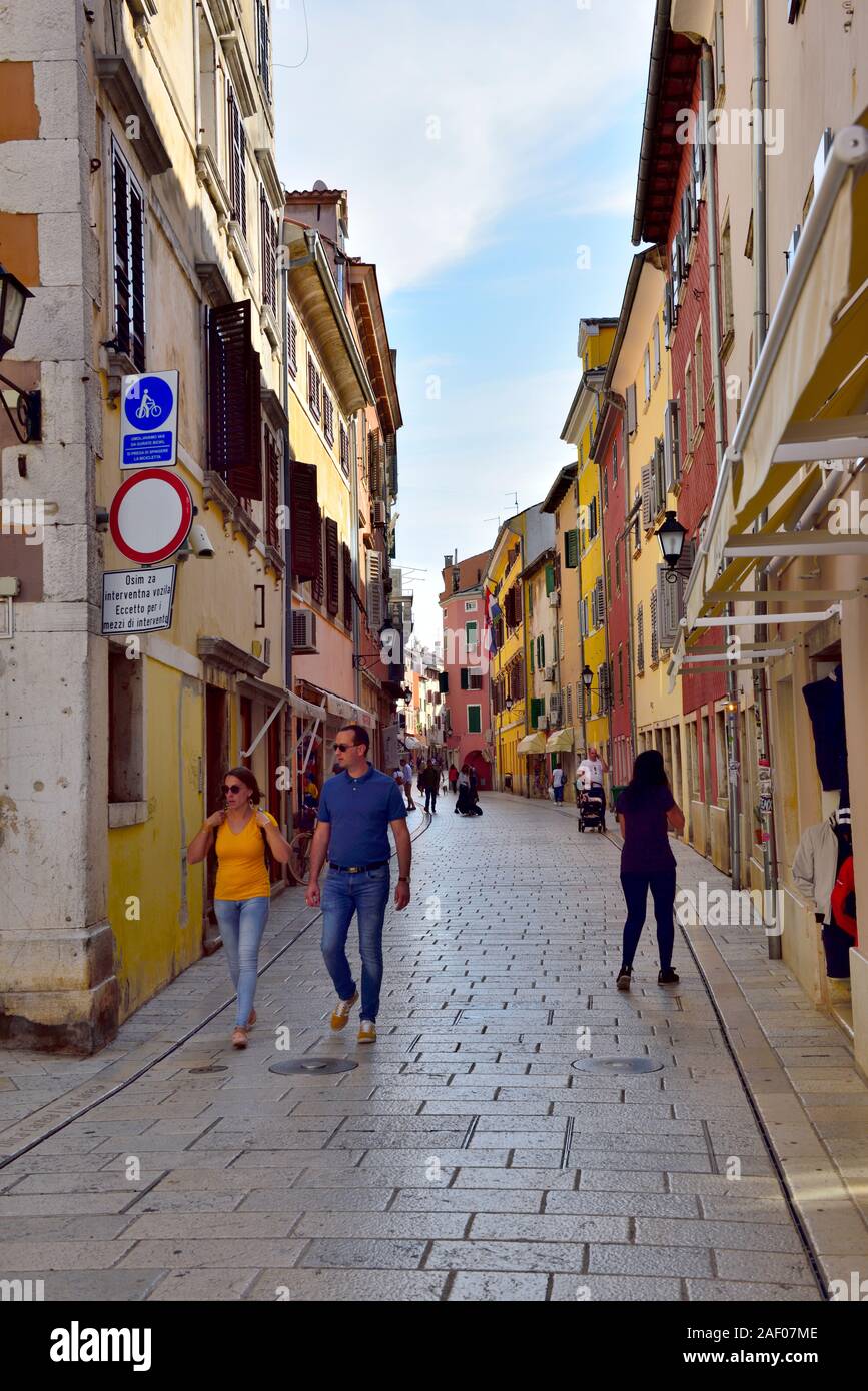 Rue pavée de marbre dans la pittoresque ville historique de Rovinj, Croatie Banque D'Images