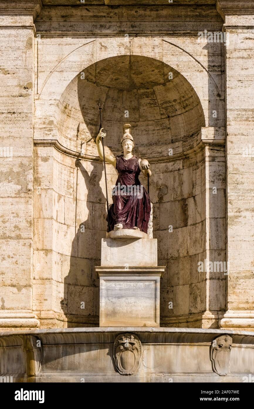 La sculpture d'une femme dans une niche du Victor Emmanuel II National Monument, le Monumento Nazionale a Vittorio Emanuele II Banque D'Images