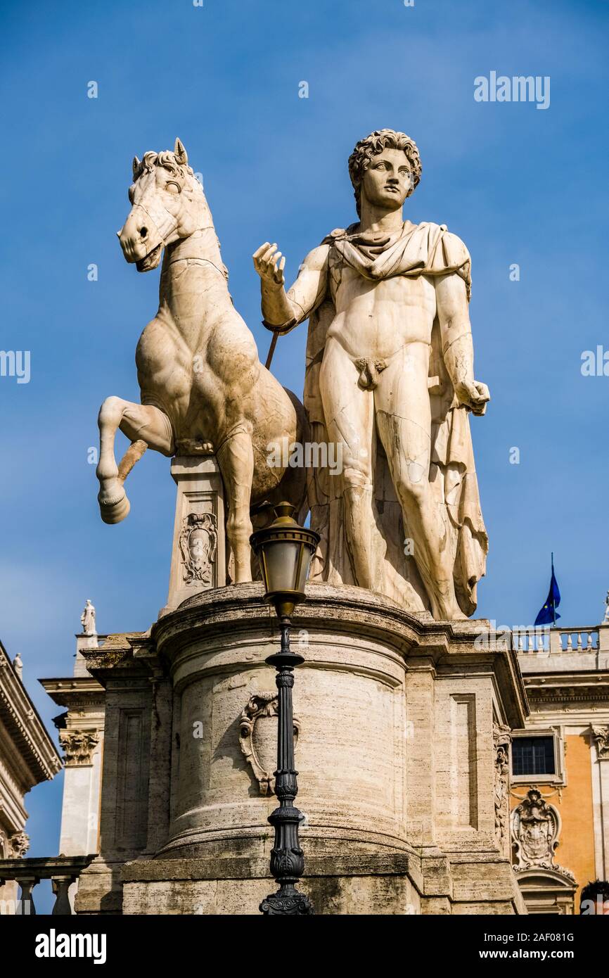 La sculpture d'un homme avec un cheval à la Victor Emmanuel II National Monument, le Monumento Nazionale a Vittorio Emanuele II Banque D'Images