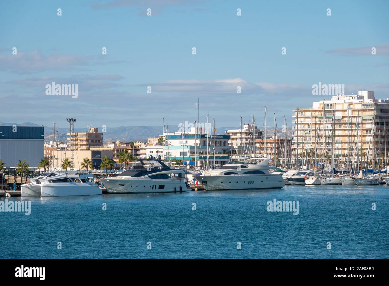 Yachts dans la marina de Santa Pola, Province d'Alicante, Espagne, avec maison de vacances et des appartements dans l'arrière-plan Banque D'Images