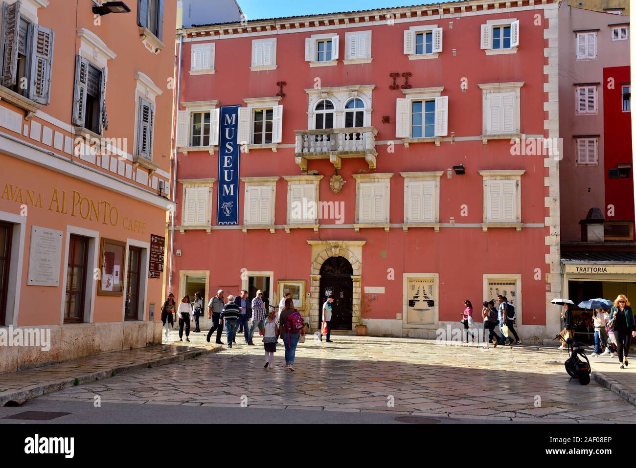 Petite place de la vieille ville de Rovinj avec Heritage Museum, Croatie Banque D'Images