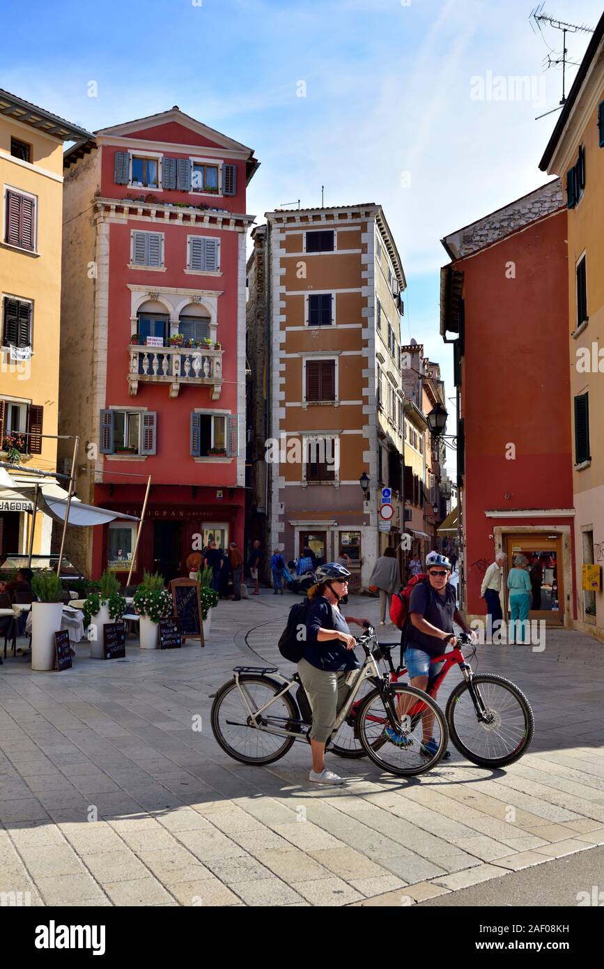 Deux touristes en petite place de la vieille ville de Rovinj à l'intersection de rues étroites, Croatie Banque D'Images