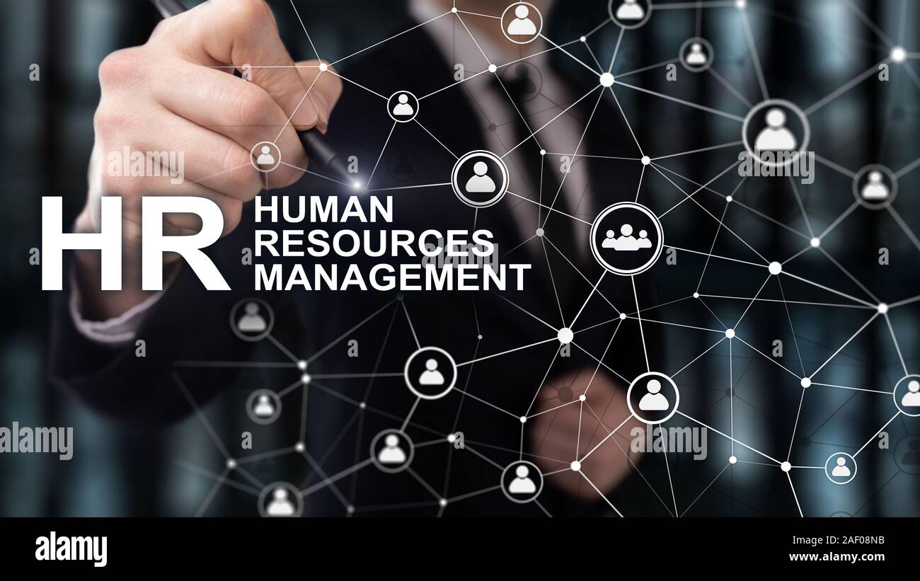 Dans l'homme une veste sur un fond sombre écrit le texte sur un écran virtuel : la gestion des ressources humaines, RH Banque D'Images