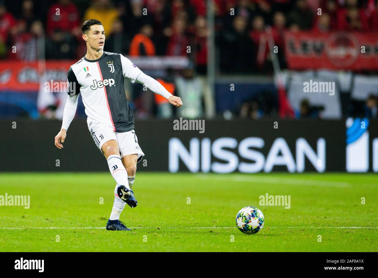 Leverkusen, Allemagne. Dec 11, 2019. Football : Ligue des Champions, le Bayer Leverkusen - stade Juventus Turin, Groupe, Groupe D, 6e journée. Turins Cristiano Ronaldo joue la balle. Crédit : Rolf Vennenbernd/dpa/Alamy Live News Banque D'Images