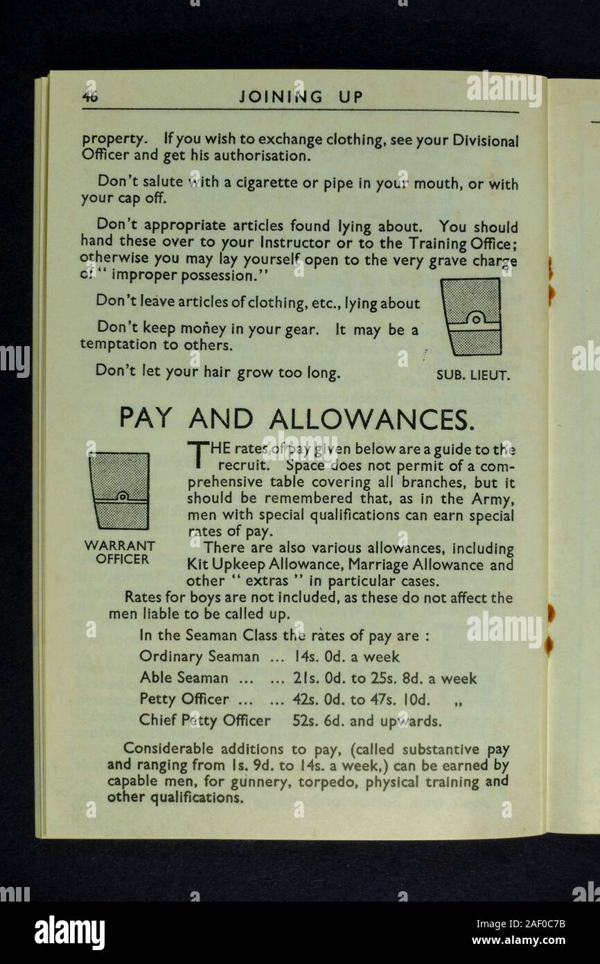 À l'intérieur de la page montrant quelques salaires et allocations de la Royal Navy dans le livret "Rejoindre le haut", un morceau de réplique de la seconde Guerre mondiale souvenirs liés à la vie au Royaume-Uni. Banque D'Images